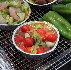 BBQに☆アボカドとトマトのアヒージョ